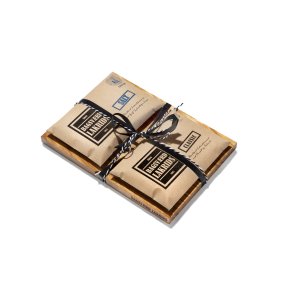 gaveske fra bagsvrd lakrids der indkludere et skrebrt og 2 plader lakrids